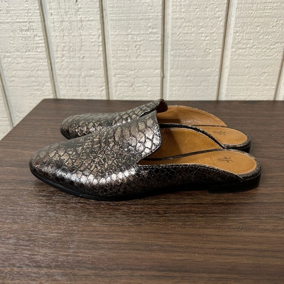 Frye Terri Metallic Embossed Mule in Pewter, size 6. - Picture 5 of 8